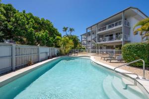 Бассейн в Expansive Coolum Beach Apartment или поблизости
