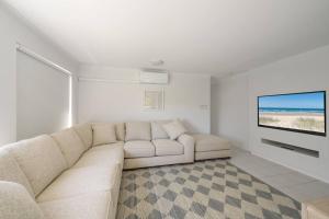Телевизор и/или развлекательный центр в Expansive Coolum Beach Apartment