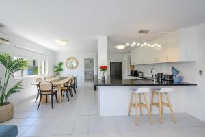 Кухня или мини-кухня в Expansive Coolum Beach Apartment
