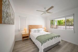Кровать или кровати в номере Expansive Coolum Beach Apartment +12 фотографий