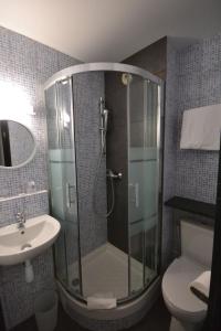 Ett badrum på BRIT Hotel - Montsoult La Croix Verte