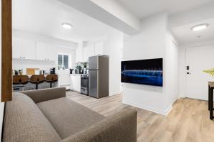 a living room with a couch and a kitchen at The Sherbrooke Suite in Montreal