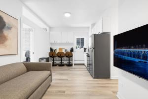 a living room with a couch and a kitchen at The Sherbrooke Suite in Montreal +13 photos