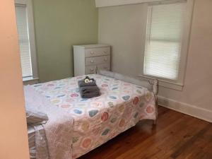 Giường trong phòng chung tại Pleasant, Comfortable PR Near Vestal NY