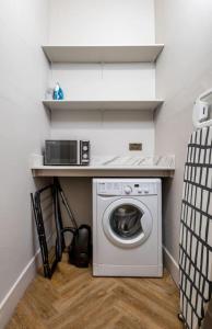 lavadero con lavadora y microondas en Modern 1-Bed Retreat by Stirling Train Station, en Stirling