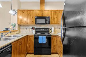 Η κουζίνα ή μικρή κουζίνα στο Whispering Pines 3BR Townhouse Views and private Hot Tub