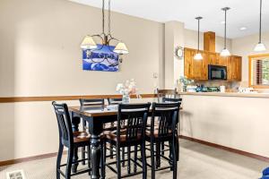Η κουζίνα ή μικρή κουζίνα στο Whispering Pines 3BR Townhouse Views and private Hot Tub