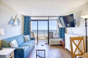 Un lugar para sentarse en Monterey Bay Suites Resort Unit 421 with Direct Oceanfront Balcony
