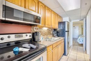 Una cocina o kitchenette en Monterey Bay Suites Resort Unit 421 with Direct Oceanfront Balcony