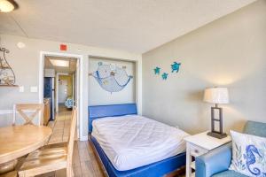 Una cama o camas en una habitación de Monterey Bay Suites Resort Unit 421 with Direct Oceanfront Balcony 51 fotos más