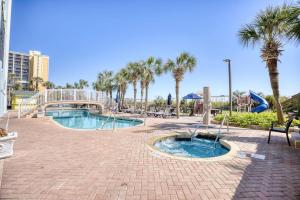 La pileta dentro o cerca de Monterey Bay Suites Resort Unit 421 with Direct Oceanfront Balcony