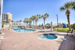 La pileta dentro o cerca de Monterey Bay Suites Resort Unit 831 with Direct Oceanfront Balcony