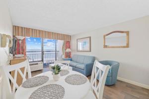 Un lugar para sentarse en Monterey Bay Suites Resort Unit 831 with Direct Oceanfront Balcony