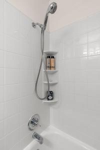 Ένα μπάνιο στο "The Darling" at Drew by Roxy Rentals