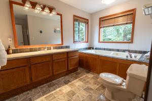 ein Badezimmer mit Badewanne, Toilette und Waschbecken in der Unterkunft Chesterman on the Point - Beachfront in Tofino + 50 Fotos