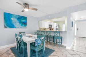 Кухня или мини-кухня в Beachside Dream at Sandcastles
 +32 фотографии