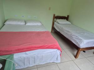 Una cama o camas en una habitación de quarto triplo