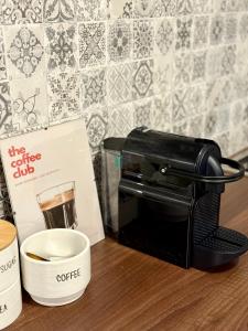克拉约瓦Luna Music Apartment的咖啡壶和柜台上的咖啡 更多2张照片
