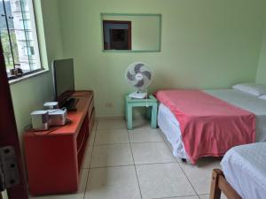 Una cama o camas en una habitación de quarto triplo