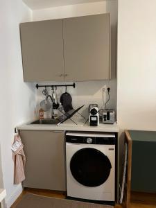 a kitchen with a microwave and a dishwasher at L'Ecrin Bellifontain - Appartement Confort - Centre in Fontainebleau +13 photos