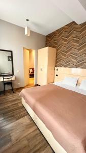 Un dormitorio con una cama grande y una mesa. en Rustaveli Modern Apartment Center of Tbilisi, en Tiflis