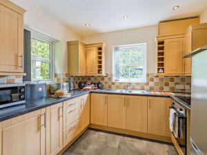 Kuchyň nebo kuchyňský kout v ubytování 2 Bed in Benllech 42369