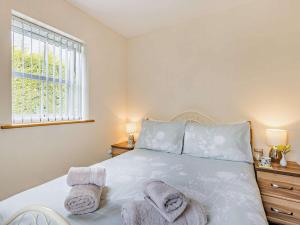 Postel nebo postele na pokoji v ubytování 2 Bed in Benllech 42369