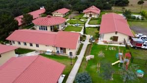 图兰辛戈Foresta Camp, Habitaciones y Hostales en el Bosque的一栋红色屋顶房屋的鸟瞰图