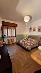 a bedroom with a large bed in a room at Parma soggiorni brevi in Parma