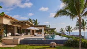 蓬塔米塔蓬美达四季度假酒店的海边带游泳池的房子