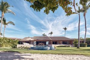 蓬塔米塔蓬美达四季度假酒店的棕榈树海滩上的房子