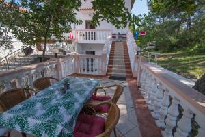 einen Tisch auf dem Balkon eines Hauses in der Unterkunft Complex 21 in Mali Lošinj
