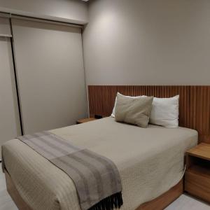 een slaapkamer met een groot bed met witte lakens en kussens bij Beach home in Bucerías +20 foto's