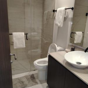 een badkamer met een douche, een toilet en een wastafel bij Beach home in Bucerías