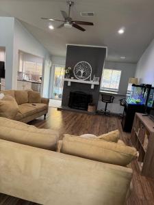 Una sala de estar con un sofá y una chimenea. en Family house close airport & Lewisville Lake!, en Lewisville