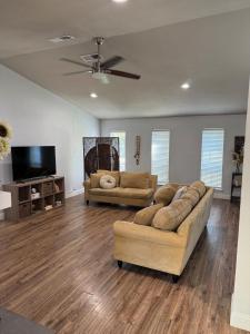 Una sala de estar con dos sofás y un televisor de pantalla plana. en Family house close airport & Lewisville Lake!, en Lewisville 50 fotos más