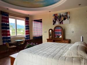 Giường trong phòng chung tại Habitación para tres a 25 minutos del centro de Oaxaca