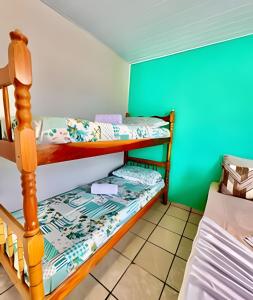 #PaRtiU PrAiA, 30 passos do Mar في ماتينيوس: سريرين بطابقين في غرفة مع جدار أخضر