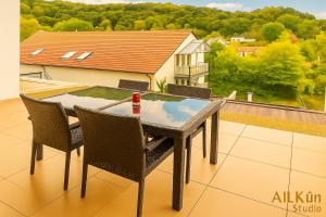 a table and chairs on the roof of a house at AIL Kün Studio in Künzelsau