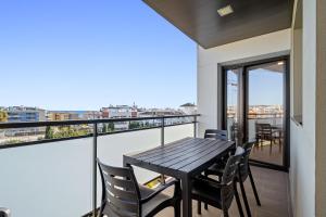 un balcone con tavolo e sedie e vista di Hauzify I Apartaments Coral a Torredembarra