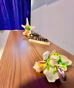 #PaRtiU PrAiA, 30 passos do Mar في ماتينيوس: طاولة مع ضفدع لعب يجلس فوقها