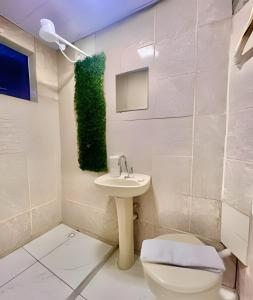 #PaRtiU PrAiA, 30 passos do Mar في ماتينيوس: حمام مع مرحاض ومغسلة