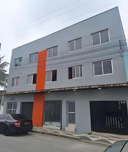 #PaRtiU PrAiA, 30 passos do Mar في ماتينيوس: مبنى به سيارة متوقفة أمامه