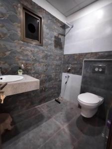 Et badeværelse på Karachi Motel Guest House - Near Aiport