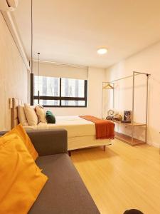 Un dormitorio con una cama grande y un sofá. en Boutique Send Rio by Bstay, en Río de Janeiro 291 fotos más