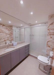 Un baño con inodoro, lavabo y ducha. en Boutique Send Rio by Bstay, en Río de Janeiro