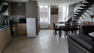 Η κουζίνα ή μικρή κουζίνα στο Gite De L'Aeti - SPA prive - Piscine - Vignoble