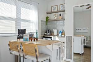 Η κουζίνα ή μικρή κουζίνα στο Sandpiper 5BR-4BA Across From Beach Sleeps 16