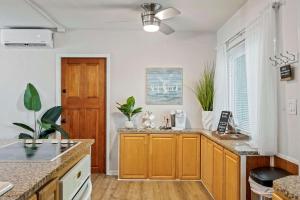 Η κουζίνα ή μικρή κουζίνα στο Sandpiper 5BR-4BA Across From Beach Sleeps 16