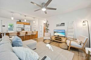 Η κουζίνα ή μικρή κουζίνα στο Sandpiper 5BR-4BA Across From Beach Sleeps 16 +49 φωτογραφίες